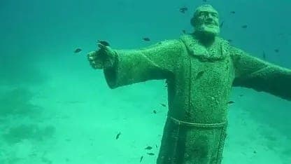 Statua sommersa di Padre Pio nei fondali delle Isole Tremiti, opera di Mimmo Norcia