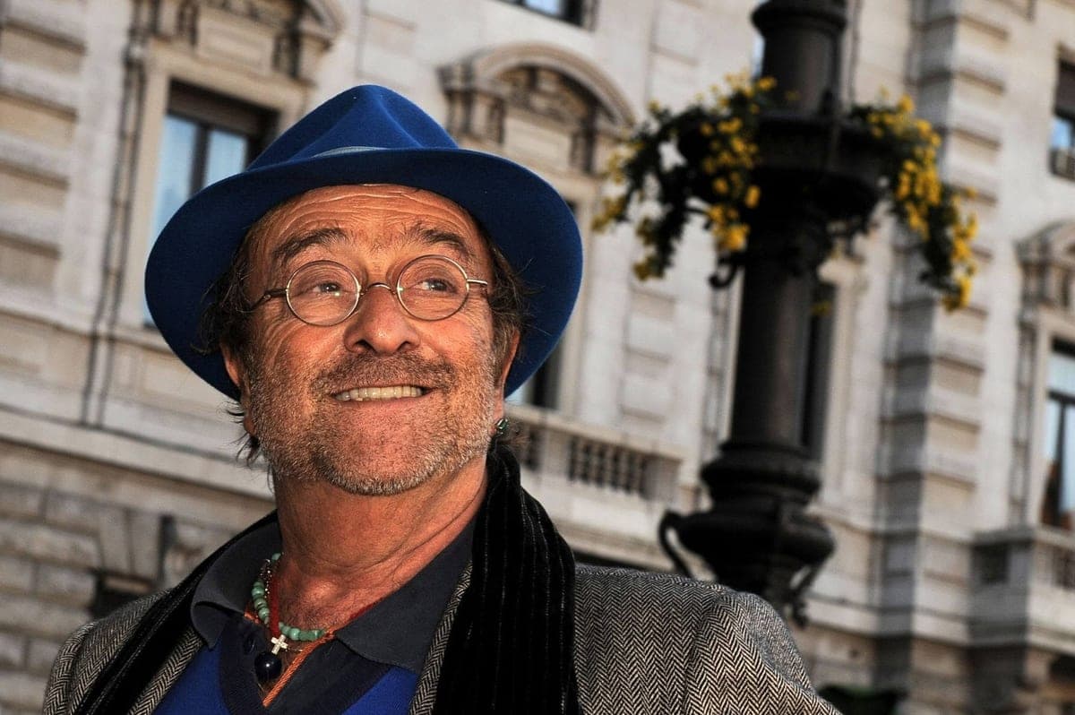 Ritratto di Lucio Dalla con cappello blu